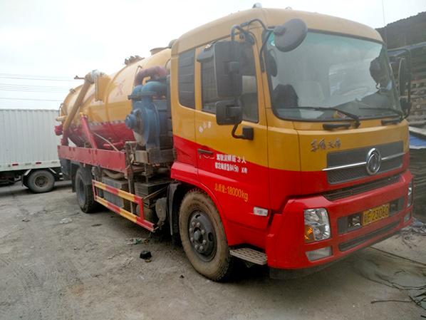 綠源清疏機(jī)械：平頭吸污車